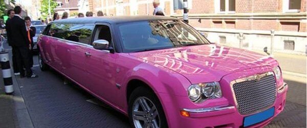 Roze Chrysler limousine